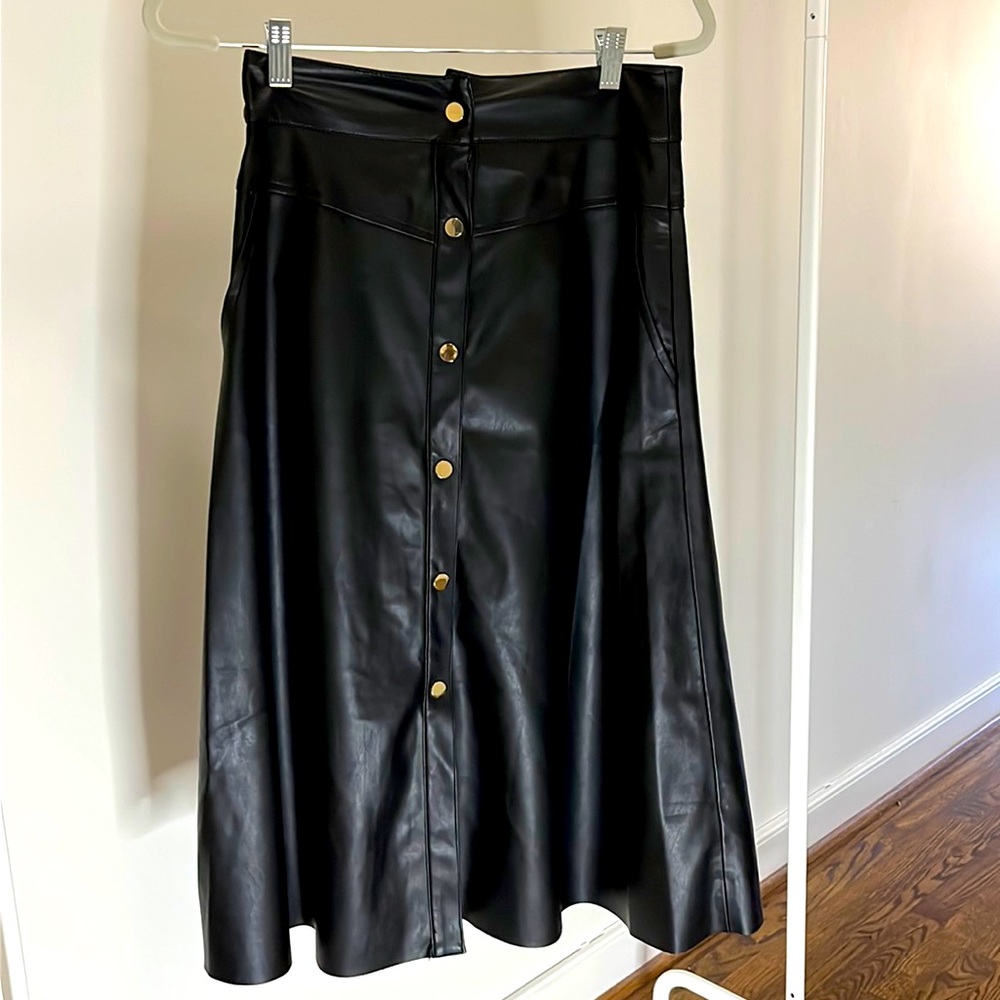LetHear it for this Philosophy skirt!! OMG this is some soft faux leather.